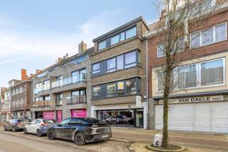 Op een uitstekende commerciële ligging in Deinze bevindt zich dit instapklare handelspand, volledig gerenoveerd in 2021. Het pand is momenteel ingericht als horecazaak, maar leent zich dankzij zijn indeling en ligging perfect voor diverse andere invullingen zoals een kantoor, kapsalon, praktijkruimte of andere commerciële activiteiten.<br /><br />Bij het betreden van het pand kom je terecht in de ruime eetruimte met een gastentoilet. Achteraan bevindt zich de volledig uitgeruste professionele keuken, die toegang biedt tot de koer. Aansluitend vinden we twee met elkaar verbonden ruimtes, die uitstekend kunnen worden omgevormd tot een woongedeelte of extra polyvalente ruimte.<br /><br />Verder is er een aparte ruimte voorzien met voorbereidingen en plannen voor een badkamer. Deze zal door de eigenaars nog verder afgewerkt worden. Daarnaast beschikt het pand over een ruime kelder van circa 25 m², ideaal als opslagruimte.<br /><br />Dankzij de gunstige ligging, de recente renovatie en de veelzijdige mogelijkheden vormt dit pand een interessante opportuniteit voor ondernemers én investeerders die op zoek zijn naar een pand met mooi rendementspotentieel.<br /><br />Meer info of een bezoek? Neem gerust contact op via emre@devastgoedlink.be of bel naar 0456 65 05 26.