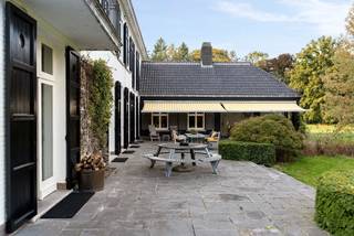 Le domaine "Ter Varenbeuke" est situé dans la région des tourbières de Turnhout, entre Turnhout et Baarle-Hertog, et comprend une magnifique maison de campagne avec des dépendances (ancienne blanchisserie Borghs), entourée d'un mélange de parc, de prairies, de forêt et de plans d'eau. Le tout sur plus de 12 hectares, avec la possibilité d'acheter des terrains supplémentaires.<br /><br />L'allée longue depuis la rue vous mène à la villa principale, qui est située au centre de la propriété. Nous entrons dans cette maison de campagne par le hall d'entrée central en marbre portugais, qui est à gauche équipé d'un vestiaire avec toilettes pour invités et qui donne d'autre part sur l'escalier majestueux. À droite du hall d'entrée, nous entrons dans le salon orienté au sud, qui bénéficie de beaucoup de lumière naturelle toute la journée. La grande salle à manger avec vue sur le parc et l'étang est accessible depuis le salon et le hall d'escalier. <br /><br />Au rez-de-chaussée, nous trouvons également un bureau, une cuisine équipée, une salle de loisirs, une buanderie avec douche et toilettes, ainsi qu'un garage pour 3 voitures. Attachée à la villa, vous trouverez également une piscine couverte avec des installations sanitaires.<br /><br />L'escalier large depuis le hall vous mène au premier étage. Le palier est très spacieux et bénéficie de beaucoup de lumière. Le bel escalier mène à 3 grandes chambres, chacune avec sa propre salle de bains. Une quatrième chambre, actuellement utilisée comme bureau. À gauche et également accessible par un escalier/entrée séparé, vous trouverez un studio équipé avec kitchenette, chambre et espace de vie. Un espace bien-être avec sauna et salle de bains attenante est également présent à cet étage, ainsi qu'une chambre/salle de loisirs supplémentaire.<br /><br />Le deuxième escalier vous mène au deuxième étage, entièrement aménagé. Ici, nous trouvons deux chambres et une salle de bains, deux grands greniers et un énorme espace polyvalent pouvant être utilisé comme salle de fitness/bureau/salle de détente/...<br /><br />Sur la propriété, il y a également quelques dépendances, dont un grand espace de stockage pour les outils de jardin, etc. Ces bâtiments sont accessibles depuis la rue par une allée séparée avec portail fermé. Plusieurs sorties sont disponibles.<br /><br />Caractéristiques<br />- Bonne accessibilité par rapport à la frontière néerlandaise et à la ville de Turnhout<br />- Situé dans une zone agricole d'une grande valeur paysagère, partiellement en zone naturelle<br />- Optionnel : maison de campagne voisine avec maison de cocher sur environ 1,8 hectare à vendre<br />- Ascenseur présent dans le bâtiment principal