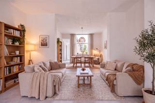 www.driesstraat103.beOp een boogscheut van het centrum, in een geliefde straat vanwege de rust en bereikbaarheid, heb je de kans deze compleet gerenoveerde woning op de kop te tikken. De woning beschikt over een grote, diepe tuin met fietsuitweg, wat eveneens ideaal is voor afvoer van tuinsnoeisel. Via de inkomhal met classy zwarte trap, kom je aan in de leefruimte. De zon piept hier de dag door het huis binnen, waardoor je een overvloed aan licht hebt. Achter de zithoek en leefruimte, kom je aan in de uiterst gezellige keuken met tuinzicht en praktische mezzanine. De wasplaats en technische berging zit centraal. De traphal omvat het eerste toilet. Het 2e toilet vind je in de fraaie badkamer met douche en dubbele wastafel op de 1e verdieping. Deze verdieping telt verder 2 grote slaapkamers. Ga je via de vaste trap naar de dakverdieping, dan kom je uit op de masterbedroom. We plaatsten bij wijze van teaser al eens wat gezellige sfeerfoto's om je te doen wegdromen van je nieuwe thuis! Interesse? Kom deze woning ontdekken op 15/07 na afspraak!
