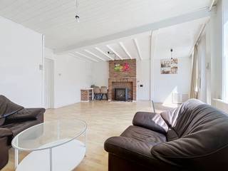 <p><span>Instapklare charmante woning met 3 slaapkamers en tuin gelegen te centrum Roeselare.</span></p><p><span> </span></p><p><span>Dankzij de centrale ligging woont u op wandelafstand van winkels, horecazaken, openbaar vervoer en andere dagelijkse voorzieningen. </span></p><p><span> </span></p><p><span>Deze woning is als volgt ingedeeld:</span></p><p><span> </span></p><p><span>- Woonkamer</span></p><p><span>- Volledig nieuwe ingebouwde keuken</span></p><p><span>- Stadstuin</span></p><p><span>- Apart Toilet</span></p><p><span>- Badkamer met bad</span></p><p><span>- 3 grote slaapkamers waarvan 1 met een dressing ensuite</span></p><p><span>- Kelder</span></p><p><span> </span></p><p><span>Deze woning combineert ruim en modern wonen, met wonen in het bruisende centrum van Roeselare. </span></p><p><span> </span></p><p><span>Huurprijs: 750.00</span></p><p><span> </span></p><p><span>Bij interesse gelieve via deze link uw huurdersprofiel aan te maken en uw kandidaat te stellen via volgende link: </span></p><p><span> </span></p><p><span>https://clee.be/nl/app/kandidaat-stellen/0476526158/43b1bd9b-678a-f111-b337-6045bd8bc913</span></p>