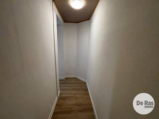 ERONDEGEM - Knus dakappartement met autostaanplaats<br /><br />Inschrijven voor het geplande bezoekmoment kan via onze website => www.immoderas.be/afspraak-instructies<br /><br />Het appartement geniet een goede bereikbaarheid dankzij de nabijheid van belangrijke verbindingswegen richting Aalst en Gent, evenals openbaar vervoer op wandelafstand. In de directe omgeving bevinden zich diverse faciliteiten zoals lokale handelszaken, supermarkten, scholen en horecagelegenheden, wat bijdraagt aan een comfortabele en praktische woonomgeving.<br /><br />Het appartement beschikt over een inkomhal op de tweede verdieping. Via de trap bereikt men de derde verdieping, waar zich een volwaardige slaapkamer, een kleine kamer, een apart toilet en een badkamer bevinden. De badkamer is uitgerust met een douchecabine en wastafel.<br />Verder is er een open leefruimte met een geïntegreerde keuken, voorzien van een wastafel en keramische kookplaat. <br />Op de gelijkvloerse verdieping bevindt zich bovendien een praktische berging, ideaal voor het opbergen van fietsen, voorraad of andere spullen. Voor het gebouw is tevens een autostaanplaats inbegrepen.