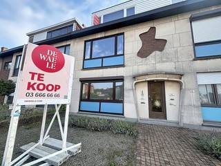 Droomt u ervan om een gelijkvloers appartement volledig naar eigen smaak in te richten? Dit casco vastgoed aan de Oblatenlaan te Kapellen biedt u de unieke kans om een droomwoonst op maat te realiseren. Dankzij de ruime indeling en het overvloedige natuurlijke lichtinval vormt deze eigendom het ideale blanco canvas voor wie naar eigen smaak wil afwerken op een centrale ligging in Kapellen. <br /><br />U komt binnen via een centrale gang die toegang verleent tot alle ruimtes in het appartement. Aan de linkerzijde van de gang bevindt zich de lichtrijke leefruimte. Aan de rechterzijde vindt u de badkamer en een aparte keukenruimte, die nog volledig naar eigen wens af te werken zijn. Aansluitend aan de keuken stapt u op het overdekte terras, dat overgaat in een private koer/tuin. <br /><br />Benieuwd naar het potentieel? Bekijk onze website voor de AI Studio en ontdek hoe dit appartement er afgewerkt zou uitzien!<br /><br />Bijzonderheden: <br />- EPC label C <br />- garage: vraag ons naar de vergunningstoestand <br /><br />Troeven en bereikbaarheid:<br />De Oblatenlaan combineert het beste van twee werelden: een rustige, groene woonomgeving met een uitstekende bereikbaarheid. Op wandel- en fietsafstand bevindt zich de bruisende dorpskern van Kapellen, waar u tal van winkels, gezellige horeca, scholen en openbare voorzieningen terugvindt.<br /><br />Pendelaars genieten bovendien van een vlotte verbinding dankzij de nabijheid van het station van Kapellen en de belangrijke inhalingswegen richting Antwerpen en Nederland.<br /><br />Zoekt u een project om te kopen of bent u opzoek naar een rendabele investering? Dit gelijkvloers appartement te Kapellen biedt alle potentie voor een hoogwaardige afwerking. Neem vandaag nog contact met ons op om de mogelijkheden van dit unieke pand te ontdekken.<br />Dewaele vastgoed Kapellen - 03 666 66 66 - kapellen@dewaele.com<br /><br />Bestuursmaatregelen in het maatregelenregister: nee