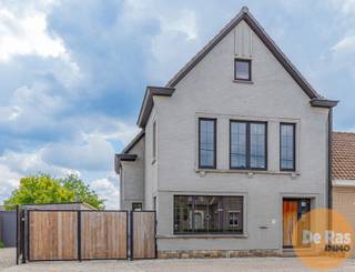 VELZEKE- Prachtige, lichtrijke woning met open zicht<br /><br />Deze recent gerenoveerde woning ligt op een rustige locatie in het mooie Velzeke, met prachtige wandel- en fietsroutes in de nabije omgeving.<br />Dagelijkse voorzieningen, scholen, winkels en openbaar vervoer bevinden zich in de omgeving.<br /><br />Achteraan geniet u van een open zicht en een aangename groene beleving, wat zorgt voor een mooi evenwicht tussen bereikbaarheid, ruimte en wooncomfort.<br /><br />Naar indeling toe bevindt zich op het gelijkvloers een inkomhal met gastentoilet, ruime bureauruimte, hoogwaardig afgewerkte keuken met aparte bergruimte, lichtrijke woonkamer met zicht op de tuin en de groene omgeving. De woonkamer en keuken zijn voorzien van een doorkijkhaard en bevinden zich in de nieuwe aanbouw.<br />Op de eerste verdieping bevinden zich twee ruime slaapkamers met ingebouwde kasten, een moderne badkamer voorzien van een bad, inloopdouche en lavabomeubel en een apart toilet.<br />Ook de zolderverdieping werd volledig afgewerkt tot een ruime slaapkamer met ingemaakte kasten en een plaats voor dressing of bureauruimte. Deze ruimte biedt ook de mogelijkheid om het op te delen in twee slaapkamers.<br /><br />Wat comfort en techniek betreft is de woning voorzien van vloerverwarming, conforme elektriciteit, domotica, kwalitatieve en hoogwaardige afwerking. De woning is daardoor volledig instapklaar en toekomstgericht qua energie en comfort.<br /><br />Een extra troef is de zonnige oriëntatie van de aangelegde tuin met ruim terras, ruime oprit en tuinhuis.<br /><br />Ben je op zoek naar een instapklare, volledig afgewerkte woning die rustig gelegen is en een aantrekkelijke buitenruimte heeft? Aarzel niet en boek snel je bezoek: 053/60.65.60.<br /><br />De vermelde prijs is een richtprijs. Na ontvangst van de biedingen zal de verkoper beslissen of hij/zij de eigendom verkoopt aan het beste bod. De richtprijs is aldus niet bindend voor de verkoper.
