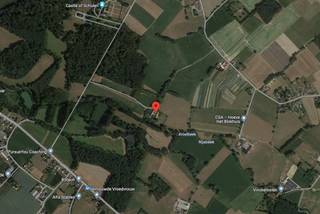 Elke dag ontwaken in een oase van rust, omringd door de schoonheid van de natuur, het kan in de Herkkanthoeve te Herk-de-Stad! Deze vierkantshoeve werd gerenoveerd en omgebouwd naar een kleinschalig cohousingproject, waar het beste van beide werelden wordt samengebracht: privéleven in je eigen woning en tuin met tegelijkertijd de mogelijkheid om te genieten van de ruimte en gezelligheid van het landgoed. <br /><br />Het project bestaat uit 5 woningen, waarvan er 3 reeds bewoond zijn.<br /><br />De woning die hier te koop wordt aangeboden verwelkomt je in een mooie leefruimte met plaats voor een zithoek, eetkamer en open keuken. De nieuwe grote ramen bieden een prachtig zicht op het groen en laten de ruimte licht en luchtig aanvoelen. De benedenverdieping biedt verder ook ruimte voor een gastentoilet en een bureelruimte/speelkamer/bergruimte, waardoor er voldoende plaats is voor werk of hobby.<br /><br />Op de bovenverdieping vindt u drie comfortabele slaapkamers en twee badkamers. <br /><br />Er is een ruime, praktische en volledig bekuipte kelder aanwezig die kan dienen als wijnkelder of extra opslagruimte.<br /><br />De woning is zorgvuldig tot wind- en waterdicht gerenoveerd met oog voor moderne technieken (geothermische warmtepomp, zonnepanelen, ...) en behoud van authentieke elementen, waardoor een charmante en warme sfeer is gecreëerd. U heeft de mogelijkheid om de afwerking volledig naar uw smaak en stijl te realiseren.<br /><br />Buiten kunt u genieten van uw tuin, met een uitgestrekt zicht op bomen en velden. Op het prachtige domein zou in de toekomst nog een zwemvijver worden aangelegd.<br /><br />Een extra troef is de grote schuur die behoort tot de gemeenschap. Deze kan worden gebruikt voor feestelijke gelegenheden. Er wordt een gemeenschappelijke keuken en sanitair voorzien in een van de stallen. Stelt u zich eens voor hoe geweldig het zou zijn om uw verjaardagen, familiebijeenkomsten of andere gelegenheden te vieren in deze sfeervolle ruimte.<br /><br />Nog een leuke extra is dat er zich iets verderop een zelfoogsttuin bevindt, waar de nieuwe bewoners van deze woning ook van kunnen profiteren. Geniet van verse en biologische groenten, rechtstreeks uit de tuin! <br /><br />Mis deze unieke kans niet om deel uit te maken van dit bijzondere project. Neem vandaag nog contact met ons op om een bezichtiging te plannen en ontdek hoe deze woning uw nieuwe thuis kan worden!