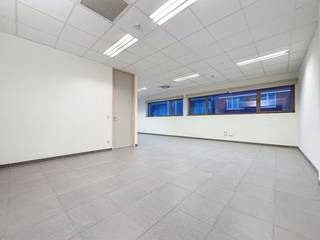 Op zoek naar een werkplek waar je meteen kan starten?Deze instapklare kantoorruimte op het gelijkvloers heeft alles wat je nodig hebt om zorgeloos...