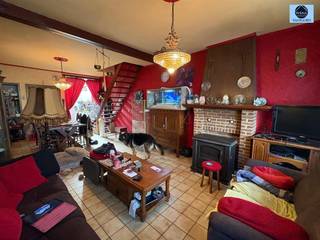 LEUKE WONING NABIJ CENTRUM NINOVERichtprijs : 199.000 euroDe woning heeft een ruime living met een open keuken.Achter de keuken is de badkamer...