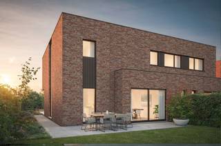 Het Pajotse landschap wordt gekenmerkt door een aaneenschakeling van glooiende heuvels en pittoreske valleien. <br />Aan één van de mooiste vergezichten van Gooik, langs de Kattestraat te Leerbeek, bouwen we vier halfopen eensgezinswoningen, die werden ontworpen om optimaal te genieten van het landschap waarin ze zijn ingeplant. Zo kijken de nieuwbouwwoningen uit over een groene vallei, en genieten ze van een weids uitzicht over de heuvelruggen van het Pajottenland. Elke moderne koppelvilla beschikt over drie slaapkamers, twee badkamers, een ruim opgezette leefkeuken en zitruimte met een panoramaterras. Een grote berging en twee toiletten ronden het plaatje af.<br />Comfort met een grote C<br />Het uitgelezen materiaalgebruik, en de verfijnde architectuur zijn indicatief voor het niveau van de technieken waarmee de nieuwbouwwoningen van dit vastgoedproject zijn uitgerust. Zo beschikken ze over een balansventilatiesysteem type D, vloerverwarming en een batterij. Alle woningen hebben dan ook een aangenaam binnenklimaat, en voldoen zo aan alle geldende normen.<br />We begeleiden u in jouw keuzes, zodat je zelf je stempel kan drukken op de afwerking van je woning. Benieuwd naar de mogelijkheden? Of plan je graag een afspraak in om een kijkwonnig te bezoeken ? <br />Contacteer Pieter Cardoen via het contactformulier op deze pagina , of op 0475 36 12 52 , pieter@cornelis-partners.be.<br />De prijzen zijn excl. BTW en kosten (verkooprechten & notariskosten).