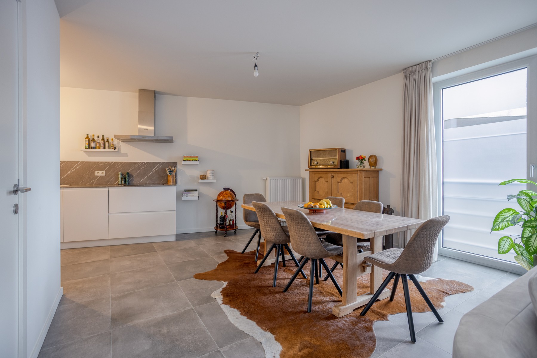 Modern appartement met twee slaapkamers en autostaanplaats nabij het centrum - foto 2