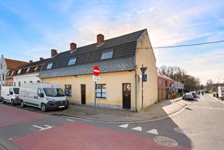 Deze charmante woning is gelegen aan de Brugse vaart Mariakerke in een fietsstraat.Je komt binnen via de inkomhal, die leidt naar de leefruimte met...