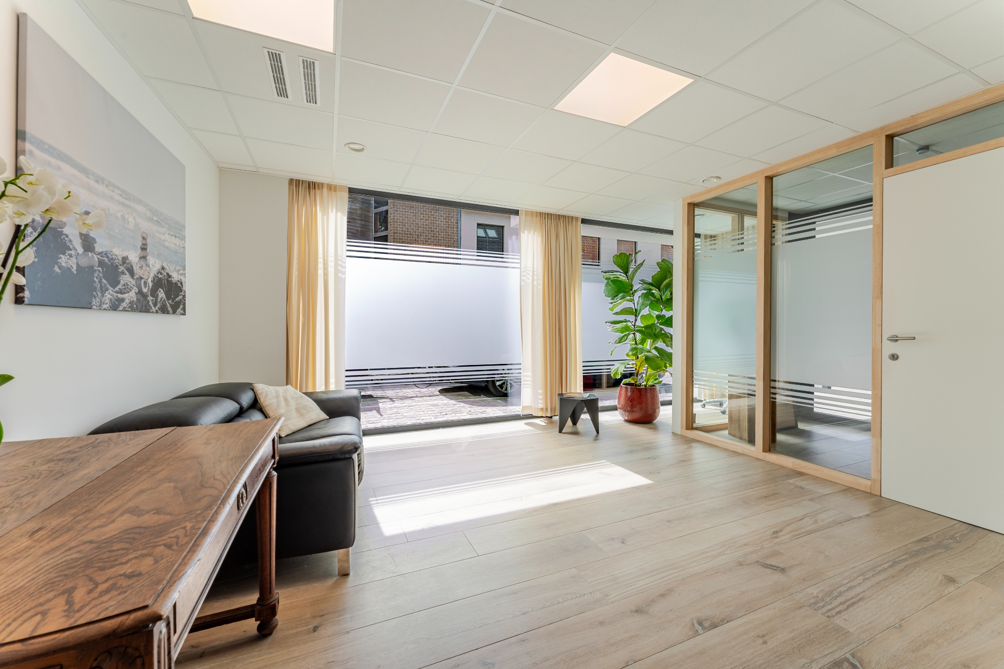 Groot (140m²) gelijkvloers appartement met praktijkruimte, 2 (mog. 3) slaapkamers en ruim terras/koer - foto 4