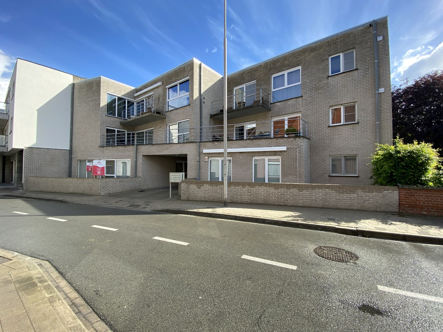 INSTAPKLAAR APPARTEMENT MET 2 SLPKS | TERRAS EN GARAGEBOX - foto 2