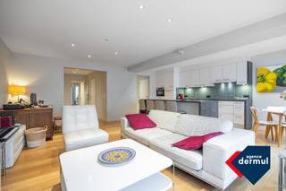 Volledig gerenoveerd appartement op de eerste verdieping met lichte woonkamer en open keuken met aansluitend een praktische berging met plaats...