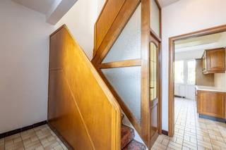 <p><span>Op te frissen woning van architect Renaat Braem. Woonstraat. Grotere tuin.</span></p><p><span> </span></p><p><span>Indeling:</span></p><p><span>Deze woning maakt deel uit van de "Nationale Werf Borgerhout" (30 woningen en 2 appartementsgebouwen), gebouwd in 1948/'49, in het kader van de wederopbouw na de oorlogsjaren.</span></p><p><span>Op het gelijkvloers een inkomhall met gastentoilet en vestiairehoek. Doorzonwoonkamer met grote glaspartijen. Leefkeuken met een oudere keukenopstelling. </span></p><p><span>Aangelegd terras en behoorlijke tuin (samen 17,5 meter diep). Er is een kelder, ongeveer 20m² groot.</span></p><p><span>Op de verdieping (merk op: de prachtige trappartij) een grote slaapkamer en twee kinderkamers. Verder een berging en een compacte badkamer.</span></p><p><span> </span></p><p><span>Extra info:</span></p><p><span>- In 1975 werd deze woning gelijkvloers uitgebreid; de woonkamer en de keuken werden vergroot.</span></p><p><span>- EPC: 295 kWh/(m² jaar).    - De elektriciteit is conform.</span></p><p><span>- Het dak werd in 2016 vernieuwd (isolatie: 10 cm PIR)</span></p><p><span>- Eveneens in 2016 werden de ramen vernieuwd (PVC hoogrendementsglas U-waarde 1,1)</span></p><p><span>- C.V. condensatiebrander van 12/2021.</span></p><p><span>Ten laatste: optioneel autostaanplaats te koop à € 18.000.</span></p><p><span> </span></p>