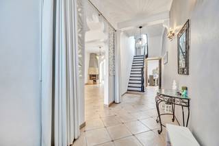 Pour plus d'informations ou pour visiter, appelez le 053 59 49 32 - Cette maison rustique prête à emménager bénéficie d'un emplacement stratégique...