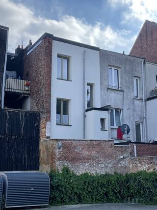 Charmante en karaktervolle rijwoning in het bruisende Borgerhout

Op zoek naar een huis met sfeer, karakter én een verrassend groen uitzicht? 
Deze charmante rijwoning in de Schapenstraat 16 ligt in een rustige straat, vlak naast de chocoladefabriek, Bar Chapel en op wandelafstand van Butchers Coffee en tal van leuke cafés, winkels en hotspots. Een jonge, levendige buurt met een fijne sfeer, terwijl je thuis geniet van rust en privacy.

De woning beschikt over 112 m² woonoppervlakte, verdeeld over drie verdiepingen, met 3 slaapkamers en een extra kelder van 34m2 die ideaal is als stockage.

Op het gelijkvloers bevinden zich de inkomhal, een nieuwe keuken met massief houten fronten, marmer werkblad, fornuis en een eettafel, gezellige zithoek en een recent aangelegd minituintje en een technische berging met ruimte voor wasmachine. De nieuwe terrazzo vloer zorgt voor een stijlvolle, tijdloze uitstraling.

De authentieke traphal bleef behouden en de trap werd afgewerkt in hoogglans antiekgroen – een echte eyecatcher.

Op de tussenverdieping bevindt zich een vernieuwd apart toilet. De eerste verdieping omvat een ruime slaapkamer van ca. 15 m² met twee ramen en een vernieuwde badkamer, met vrijstaand bad, toilet, douche en een authentiek wasmeubel.

Op de tweede verdieping zijn er nog twee slaapkamers van ca. 15 m² en 9 m².

Het dak en de achtergevel werden vorig jaar volledig geïsoleerd en afgewerkt.

Een bijzondere troef is het uitzicht aan de achterzijde: groen en een privé parking, zonder inkijk, waardoor je geniet van een verrassend open gevoel.

Een heerlijk huis voor liefhebbers van romantische sfeer, authentieke details en gezellig stadswonen.

Troeven: 112 m² woonopp. | 3 slaapkamers | volledige kelder | nieuwe keuken | nieuwe terrazzo vloer | aangelegde tuin | vernieuwde badkamer &amp; toilet | authentieke elementen | rustige straat | jonge buurt | groen uitzicht zonder inkijk | EPC 231.

Beschikbaar in overleg.