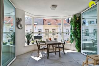 <p><span>Op wandelafstand van winkels, gezellige horecazaken, openbaar vervoer en belangrijke verbindingswegen bevindt zich dit stijlvolle 1-slaapkamerappartement in een moderne residentie van 2018. Met een bewoonbare oppervlakte van 66 m², een uitstekende afwerking en een BEN-label vormt dit appartement de perfecte combinatie van comfort, duurzaamheid en een centrale ligging.</span></p><p><span>De lichtrijke leefruimte met grote raampartijen baadt de hele dag in het natuurlijke licht en sluit mooi aan op de volledig uitgeruste open keuken, die van alle hedendaagse toestellen is voorzien. De ruime slaapkamer biedt alle comfort, terwijl de eigentijdse badkamer strak en kwalitatief werd afgewerkt.</span></p><p><span>Daarnaast beschikt het appartement over een praktische berging met aansluitingen voor een wasmachine en droogkast, extra opbergruimte én de technische installaties.</span></p><p><span>Een aangename meerwaarde is het zonnige, zuidgerichte terras van 7 m². Dankzij de beschutte ligging geniet u hier in alle privacy van de zon, ideaal om te ontspannen of gezellig buiten te eten.</span></p><p><span>Ook op energetisch vlak scoort deze woning bijzonder sterk. Dankzij het BEN-label, een EPC-score A+, zonnepanelen, een energiezuinige warmtepomp en vloerverwarming geniet u van een hoog wooncomfort én lage energiekosten.</span></p><p><span>Als extra beschikt u over een privatieve kelderberging. De residentie is bovendien uitgerust met een lift en biedt haar bewoners tal van kwalitatieve gemeenschappelijke voorzieningen, waaronder een ruime fietsenstalling, een fraai aangelegde binnentuin, een polyvalente feestzaal met ingerichte keuken en een royaal dakterras met mooi uitzicht over de omgeving.</span></p><p><span>Troeven:</span></p><ul><li><span>Recente residentie (bouwjaar 2018)</span></li><li><span>BEN-appartement met EPC-label A+</span></li><li><span>Zuidgericht terras van 7 m²</span></li><li><span>Grote overdekte fietsenstalling</span></li><li><span>Gemeenschappelijke tuin en dakterras</span></li><li><span>Feestzaal met ingerichte keuken</span></li><li><span>Uitstekende ligging in het populaire Oud-Berchem</span></li></ul><p><span> </span></p><p><span>Nuttige informatie:</span></p><p><span> </span></p><p><span>EPC 15 kWh (m²/jaar)</span></p><p><span>P-score en G-score = klasse B</span></p><p><span>Gem. kosten €113 p/m</span></p><p><span>Vrij bij akte (3 m)</span></p><p><span> </span></p><p><span>Voor een bezoek ter plaatse bel 03/449.42.141 of mail <span>hallo@habicom.be</span></span></p><p><span>Benieuwd naar de waarde van jouw woning? Check het gratis op <span>www.watismijnhuiswaard.be</span></span><span> </span></p><p><span> </span></p>