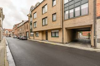 Deze garage met handmatige poort is terug te vinden achteraan Residentie Gulden Vlies.De garage is bereikbaar via een inrit met automatische...