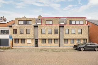 INDELINGInkomhal met zolderluik. Berging/wasplaats met legschabben en waterontharder (ca 7,5 m²).Badkamer voorzien van dubbel badkamermeubel, ruime...