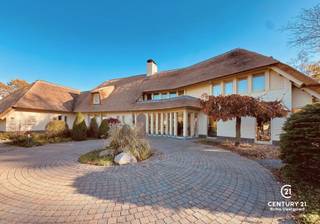 <p><strong>In de gegeerde residentiële verkaveling De Lint in Oud-Turnhout vinden we deze bijzonder ruime en charmante villa, ontworpen door architect Hertroijs. Een woning met klasse, warmte en een uitzonderlijke totaalbeleving—rustig wonen, maar toch centraal, op slechts 25 minuten van zowel Eindhoven als Antwerpen.</strong></p>
<p>De villa beschikt over een nieuwe rieten kap, goed voor decennialang zorgeloos wooncomfort. In de prachtig aangelegde tuin geniet u van een vernieuwd en verwarmd buitenzwembad en een sfeervolle vijver die het buitenleven een haast vakantiesfeer geven.<br />Bovendien is inruil van uw eigen woning mogelijk, wat de aankoop extra toegankelijk maakt.</p>
<p><span><strong>Indeling</strong></span><br />De ruime inkomhal vormt een stijlvolle entree, geeft uit naar het gastentoilet en de bureauruimte alsook naar de verschillende leefruimtes van de woning. De royale woonkamer baadt in natuurlijk licht en geniet dankzij grote raampartijen van een continu zicht op de tuin. De volledige gelijkvloerse verdieping is afgewerkt met een prachtige natuurstenen vloer in combinatie met vloerverwarming, wat zorgt voor een warm en luxueus wooncomfort.</p>
<p>De heerlijke leefkeuken, uitgerust met geïntegreerde eetkamer en een gezellige tv-hoek, vormt het hart van het huis. Aansluitend bevindt zich de praktische wasruimte met achterliggend een apart toilet en douche, ideaal voor zwembadgasten. Verder is er een inpandige garage voor twee wagens.</p>
<p>Op de verdieping bevinden zich vier slaapkamers, een afzonderlijke dressing en twee badkamers. De dressing werd oorspronkelijk als vijfde slaapkamer ingetekend en kan indien gewenst eenvoudig opnieuw als slaapkamer worden ingericht.<br />De hoofdslaapkamer beschikt over een ensuite luxe badkamer met ligbad, douche, toilet en dubbele wastafel. De tweede badkamer is gemeenschappelijk en bevindt zich aan de nachthal. Op deze verdieping werd deels gekozen voor een massief eiken parketvloer, wat de ruimtes een warme, tijdloze uitstraling geeft.</p>
<p><strong>Deze villa biedt een unieke combinatie van karakter, ruimte, luxe en natuurrust op een van de mooiste locaties van Oud-Turnhout. Een uitzonderlijke kans voor wie exclusief én comfortabel wil wonen.</strong></p>