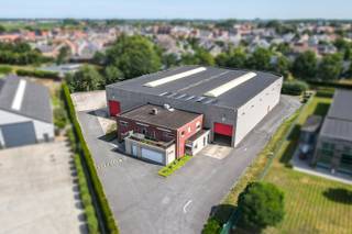 Deze uitstekend onderhouden bedrijfssite op een perceel van 4.183 m² combineert een ruime en instapklare bedrijfswoning met een kwalitatieve loods van ongeveer 1.530 m², ideaal voor ondernemers die wonen en werken op één locatie wensen te combineren. Gelegen in de ambachtelijke zone van Eernegem geniet het geheel van een vlotte bereikbaarheid en een professionele uitstraling.<br /><br />De bedrijfswoning, gebouwd in 2006, biedt een doordachte indeling met een representatief onthaal, twee bureauruimtes, een volledig uitgeruste keuken, een lichtrijke leefruimte, vier volwaardige slaapkamers, een dressing, een luxueuze badkamer met hoekbad en inloopdouche, een Zweedse sauna en een ruim zonneterras. Dankzij de centrale verwarming op aardgas, meerdere airco's, elektrische rolluiken, beveiligingsvoorzieningen en een dubbele inpandige garage geniet u hier van een hoog wooncomfort.<br /><br />De loods beschikt over een gepolierde betonvloer, een vrije hoogte van maar liefst 7,42 meter, twee elektrische sectionale poorten, vijf afzonderlijke toegangsdeuren, een sanitaire ruimte en een volledig uitgeruste laad- en loszone met twee dockingsystemen en een overdekte laadkaai. Hierdoor is het gebouw perfect geschikt voor opslag, productie, logistiek of andere ambachtelijke activiteiten.<br /><br />Verder is het pand uitgerust met 24 zonnepanelen en een thuisbatterij (één thuisbatterij blijft behouden), twee regenwaterputten van elk 10.000 liter, stadswater en kwalitatieve aluminium ramen. De combinatie van een ruime woning, professionele bedrijfsinfrastructuur en een uitstekende ligging maakt dit een unieke opportuniteit voor zelfstandigen en bedrijven die op zoek zijn naar een toekomstgerichte vestigingsplaats.<br /><br />Naast een klassieke aankoop is er ook de mogelijkheid om aan te kopen met een overdracht van aandelen.<br /><br />Interesse? Contacteer ons en ontdek de mogelijkheden.