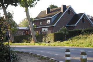 Droom je van een woning waar je meteen de verhuiswagen kunt uitladen zonder renovatiestress? Dan zal deze charmante en volledig vernieuwde woning in Geraardsbergen je ongetwijfeld verrassen.

Achter de verzorgde gevel schuilt een hedendaagse woning waar comfort, licht en energiezuinigheid perfect samenkomen. De lichtrijke leefruimte vormt het hart van de woning en sluit naadloos aan op het terras en de tuin. Dankzij de grote raampartijen geniet je hier de hele dag van een aangenaam ruimtegevoel en een mooie connectie met buiten.

Met een bewoonbare oppervlakte van 113 m² op een perceel van 469 m² biedt deze woning alles wat een starter, jong gezin of investeerder zoekt: een praktische indeling, twee volwaardige slaapkamers, een gezellige buitenruimte en vooral een uitstekende energieprestatie. Het EPC-label A, de aanwezige zonnepanelen, de condenserende gasketel en de conforme elektriciteit zorgen bovendien voor een energiezuinige en toekomstgerichte woning.

De stijlvolle afwerking met antraciete tegelvloeren, modern schrijnwerk en een neutraal kleurenpalet zorgt ervoor dat je deze woning moeiteloos naar jouw eigen smaak kunt inrichten. De onderhoudsvriendelijke tuin en het terras maken het plaatje compleet en bieden een heerlijke plek om te genieten van zonnige dagen.

Troeven op een rij: ✔ EPC-label A (96 kWh/m² jaar)
 ✔ Zonnepanelen aanwezig
 ✔ Conforme elektrische installatie
 ✔ Conforme gasinstallatie
 ✔ Asbestveilig
 ✔ 2 slaapkamers
 ✔ Perceel van 469 m²
 ✔ Terras en tuin
 ✔ Instapklaar en energiezuinig wonen
 ✔ Centrale verwarming met condenserende gasketel op aardgas

Ben je op zoek naar een woning waar hedendaags wooncomfort en energiezuinigheid hand in hand gaan? Dan is dit pand absoluut een bezoek waard!

Contacteer CasaVista Vastgoedkantoor en ontdek deze topper tijdens een bezoek ter plaatse!