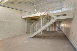 Het appartement bevindt zich op de bovenste verdieping van een loftencomplex op het hippe Eilandje. Een mooie, open ruimte met veel raampartijen en...