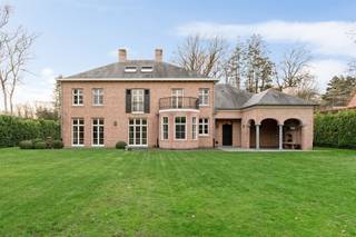 <p><span>Belle villa de style Manoir avec jardin spacieux et terrasse couverte dans un emplacement de premier choix dans le quartier Schotenhof et située dans une impasse. </span></p><p><span> </span></p><p><span>Aménagement</span></p><p><span>Vous entrez dans la villa par le hall d'entrée central où, grâce à la double porte du salon, vous avez une vue directe sur le jardin. Le hall d'entrée avec le grenier et les escaliers menant au premier étage offre également des toilettes pour les invités et un passage vers le bureau situé à l'avant de la villa. La spacieuse salle de séjour se compose d'un salon avec cheminée, d'un second coin salon et d'une salle à manger qui communique avec la grande cuisine dotée d'un îlot de travail central et d'une véranda avec coin petit-déjeuner. La cuisine est équipée de divers appareils encastrés ainsi que d'un robinet Quooker avec fonction d'eau gazeuse. Depuis la cuisine, on accède au couloir de service avec le hall d'entrée arrière, les deuxièmes toilettes, la buanderie avec les connexions pour le lave-linge et le sèche-linge et une salle de stockage au frais. Le couloir de service donne également accès à la terrasse couverte.</span></p><p><span> </span></p><p><span>Garage</span></p><p><span>Le couloir de service donne également accès au spacieux garage pour deux voitures avec des portes automatiques. Le garage dispose d'une connexion triphasée pour une station de recharge.</span></p><p><span> </span></p><p><span>Cave</span></p><p><span>Au sous-sol se trouve une cave à vin avec une salle de dégustation compacte ou mancave. </span></p><p><span> </span></p><p><span>1er étage</span></p><p><span>Le hall de nuit avec loft vous donne accès à la suite parentale à l'arrière de la villa où vous entrez dans la chambre parentale par le dressing avec armoires encastrées, d'un côté la chambre avec balcon et de l'autre côté une salle de bains très spacieuse et luxueusement finie qui a été récemment entièrement rénovée. Le huitième étage abrite également des toilettes séparées avec un WC japonais. Deux autres chambres spacieuses, dont une avec une pièce de rangement séparée, des toilettes de nuit séparées et une autre salle de bains spacieuse avec une douche à vapeur hammam, également récemment rénovée. Quatrième chambre pouvant servir de chambre d'amis avec sa propre salle de douche. </span></p><p><span>#Deuxième étage</span></p><p><span>Un escalier fixe mène au spacieux deuxième étage multifonctionnel avec possibilité de chambre(s) supplémentaire(s) et salle de loisirs. Il y a également un grenier de stockage et un local technique avec système de chauffage central. La tuyauterie est déjà en place si vous souhaitez installer des installations sanitaires à cet étage. Les fenêtres Velux de cet étage ont été remplacées.</span></p><p><span> </span></p><p><span>Jardin et espaces extérieurs</span></p><p><span>Le jardin paysager offre beaucoup d'espace et d'intimité. Il y a plusieurs terrasses, dont une belle terrasse couverte avec cheminée à l'arrière de la villa, près de la cuisine. La tuyauterie a déjà été prévue pour l'installation éventuelle d'un pool house à l'arrière du jardin. </span></p><p><span> </span></p><p><span>Détails de la villa</span></p><p><span>Cette villa est située dans un endroit très calme et discret dans une rue piétonne, tout en étant facilement accessible et avec toutes les commodités à proximité. En 2001, la propriété a été réalisée par la société de construction de villas Domus Aurea en utilisant des matériaux de haute qualité tels que des pierres de façade récupérées et des appuis en pierre naturelle taillés à la main. En 2023, la propriété a été rénovée une fois de plus, avec de nouvelles salles de bains, des toilettes, une peinture complète et dans la cuisine, plusieurs appareils ont été modernisés. Des moustiquaires sont également présentes, la propriété est également équipée d'un adoucisseur d'eau. La villa est en bon état, les cheminées ont été restaurées. Des travaux d'isolation supplémentaires ont également été effectués récemment, ces ajustements n'ont pas encore été apportés à l'EPC existant. Il y a également une station de recharge pour les voitures électriques's.</span></p><p><span>Les autres atouts de cette propriété sont son emplacement très favorable, son style architectural intemporel, sa bonne disposition, ses hauts plafonds et son étiquette énergétique B !</span></p>