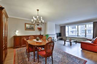 In een aangename woonwijk in Mortsel, vlakbij Fort 4 en Klein-Zwitserland, vinden we dit zeer verzorgd/ruim 2-slaapkamer appartement met...