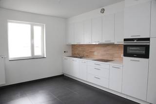 Centraal gelegen woning gelegen op het woonerf De Molenhoek en voorzien van inkomhal, bezoekerstoilet, ruime berging (met ontkalker), open...