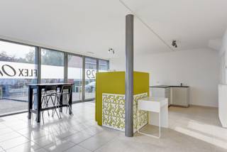 Prachtig recent handelsgelijkvloers op top locatie te Kalmthout vlakbij het centrum. Openbraar vervoer, winkels, winkelcentrum,...zijn vlakbij...