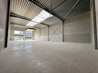 <p><span><strong>VRIJ VANAF 15 SEPTEMBER | NIEUWE KMO UNIT TE HUUR IN TIELT</strong></span></p><p><span>Bent u op zoek naar een kwalitatieve opslagruimte om actief in te werken op een uitstekende locatie? Deze nieuwe opslagruimte van maar liefst 329 m² in Tielt is beschikbaar vanaf 1 september. </span><br /><span>Dankzij de strategische ligging bereikt u vlot omliggende gemeenten zoals Tielt, Roeselare en Waregem.</span></p><p><span>De opslagruimte (met brandklasse C) is toegankelijk via een automatische sectionale poort van 4 meter breed en 4,8 meter hoog. De unit is uitgerust met een lichtdoorlatende koepel, gepolierde gewapende betonvloer en een geïsoleerd dak.</span><br /><span>Ook is er een regenwaterput van 5.000 liter voorzien en is het dak voorzien van zonnepanelen met een draagvermogen van ± 3,5 kWp.</span></p><p><span>Verder beschikt de unit over drijfkracht, elektriciteit en verlichting, waardoor ze meteen gebruiksklaar is. Er wordt tevens nog een afzonderlijk toilet voorzien.</span><br /><span>Tot slot zijn er drie private parkeerplaatsen inbegrepen.</span></p><p><span>Alle vermelde prijzen zijn exclusief 21% btw. </span><br /><span>Gemeenschappelijke kosten van € 50/maand.</span></p><p><span>Interesse? Neem gerust contact met ons op voor meer informatie of een bezoek ter plaatse.</span></p>