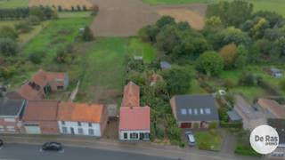 NINOVE – Uitstekend gelegen bouwgrond voor HOB of OB met 6% BTW bij wederopbouw<br /><br />Op een aantrekkelijk perceel met een straatbreedte van ca. 16 meter in Ninove (woongebied met landelijk karakter) bevindt zich deze bouwgrond met tal van realisatiemogelijkheden. Het terrein leent zich uitstekend voor het bouwen van een kwalitatieve halfopen bebouwing met een maximale gevelbreedte van ca. 13 meter (rekening houdend met de verplichte zijdelingse bouwvrijestrook van 3 meter). Daarnaast is ook de oprichting van een vrijstaande open bebouwing mogelijk, mits het aanvragen van een verkavelingsafwijking. Het perceel maakt deel uit van een goedgekeurde verkaveling voor twee loten. Op de grond staat momenteel nog een te slopen constructie (EPC 1213 kWh/(m²jaar)), wat financieel een groot voordeel biedt: bij afbraak en heropbouw kan u onder voorwaarden genieten van 2% registratierechten op de aankoop én het verlaagde btw-tarief van 6% op de nieuw en/of heropbouw. <br /><br />Kortom, een unieke kans voor wie op zoek is naar een prachtig perceel om een droomwoning op maat te bouwen! Interesse? Neem gerust contact op via 053606560.
