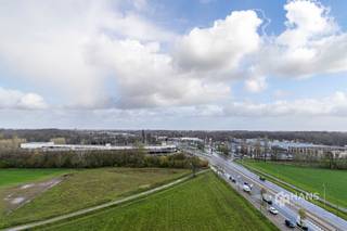 <p><span>Instapklaar appartement (88m²) met 2 slaapkamers en terras (22 m²) in Merksem.</span></p><p><span> </span></p><p><span>Droom je ervan om elke dag wakker te worden met een prachtig, open uitzicht? Op de elfde verdieping van de goed onderhouden residentie van Lierde wordt die droom werkelijkheid. Naast dit unieke panorama geniet je hier ook van een uitstekende bereikbaarheid, zowel met de wagen, het openbaar vervoer als het velo-deelsysteem. Het dak werd reeds vernieuwd en conform geïsoleerd met 12 cm PIR.</span></p><p><span> </span></p><p><span>Wat krijg je hier nog? Het appartement zelf is netjes onderhouden en biedt een bewoonbare oppervlakte van .. m², met twee volwaardige slaapkamers en een ruim terras van maar liefst 22 m² met noordoostoriëntatie. </span></p><p><span> </span></p><p><span>Je komt binnen in de inkomhal met ingemaakte vestiairekast. Van hieruit bereik je de lichtrijke woonkamer (30 m²), die naadloos aansluit op de aparte, volledig uitgeruste keuken (9 m²). Een absolute troef is dat zowel de woonkamer, de keuken als beide slaapkamers (11 m² en 14 m²) directe toegang hebben tot het terras — ideaal om optimaal van de buitenruimte en het uitzicht te genieten. Verder beschikt het appartement over een apart toilet, een praktische berging (2 m²) en een badkamer (4 m²) met douchecabine en lavabomeubel.</span></p><p><span> </span></p><p><span>Ben jij helemaal overtuigd en wil je het appartement met eigen ogen ontdekken? Wacht dan niet af en boek snel je afspraak in! Bewoonbare opp. 88 m² – ref.: bruto vloeropp. Voor meer info of een gratis schatting surf naar </span><span><span>www.hansimmo.be</span></span></p><p><span> </span></p><p><span> </span></p>