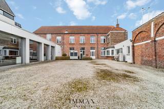 Dit prachtig historische pand 'Hof van Versailles' werd omgebouwd tot een modern kantoorgebouw(1000m² bruto - 811 m² netto) met hoogstaande,...