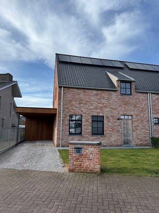 Deze woning in Staden is een prachtig voorbeeld van een moderne, energiezuinige half open bebouwing. Met een ruim terras en een carport biedt...