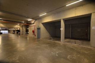 <p><span>Deze ondergrondse autostaanplaats is gelegen op de -1 van 'Residentie Greenfield'.</span></p><p><span>Op fietsafstand van het centrum van Hasselt met al haar faciliteiten.</span></p><p><span> </span></p><p><span>Invalswegen zijn gemakkelijk bereikbaar, winkels, JESSA ziekenhuis, scholen en openbaar vervoer op wandelafstand. </span></p><p><span> </span></p><p><span>Een toplocatie op de Grote Ring van Hasselt. </span></p><p><span> </span></p><p><span>- Parking nummer 42<br />- Breedte: 2,70 m <br />- Diepte: 5,70 m</span></p>