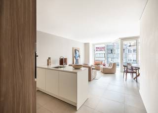<strong>Residentie ZonZicht: Uw uitvalsbasis aan de Kust</strong><br /> <br />Ontdek residentie "ZonZicht", een stijlvol nieuwbouwproject in de Zeelaan te Koksijde, op slechts één minuut wandelen van het strand. Het gebouw, gekenmerkt door strakke lijnen en grote raampartijen, biedt maximaal lichtinval en een tijdloze architectuur. De hoge afwerkingsgraad en het gebruik van kwalitatieve materialen zorgen voor duurzaam wooncomfort. <br /> <br />Residentie "ZonZicht" is ideaal voor wie een comfortabele uitvalsbasis zoekt voor vakanties in Koksijde, met een uitstekende bereikbaarheid en nabijheid van het centrum en het gemeentehuis, waar tal van activiteiten plaatsvinden. Bovendien is dit project een sterke investering, met mogelijkheden voor zowel vakantie- als jaarverhuur.<br /><br />Indeling: Inkomhal met plaats voor vestiaire | Open en volledig uitgeruste keuken | Zonnige leefruimte uitgevend op westgericht balkon (6,33 m²) met zijdelings zeezicht | Berging met voorziening voor wasmachine | Badkamer met inloopdouche en lavabo in meubel | Afzonderlijk toilet met lavabo | 2 slaapkamers uitgevend op balkon achteraan (1,66 m²) | Private kelder | Gemeenschappelijke fietsenberging | Gemeenschappelijk vuilnislokaal.<br /> <br />Wonen in "ZonZicht" betekent genieten van comfort, stijl, en een ongeëvenaarde kustervaring.