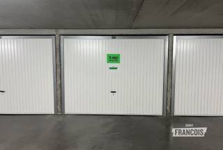 Op zoek naar een veilige en vlot bereikbare garagebox in De Haan? Deze afgesloten garage is gelegen in het vakantiepark Green Garden, aan de Driftweg 55.<br /><br />Deze garagebox bevindt zich in een nette en veilige ondergrondse garage met gemakkelijke toegang. De garage is ideaal voor het stallen van een wagen of als extra bergruimte.<br /><br />De garage beschikt over een stevige metalen kantelpoort met slot en is voorzien van verlichting en elektriciteit. De ruime manoeuvreerruimte in de gemeenschappelijke garage zorgt voor een comfortabele in- en uitrit.<br /><br />Afmetingen:<br /><br />L: 5m70<br /><br />B: 2m70<br /><br />Forfait gemeenschappelijke kosten: €10,00/maand.<br /><br />Elektriciteit: €5,00/maand<br /><br />Beschikbaar vanaf 1 september 2026.<br /><br />Interesse? Neem contact met ons op voor meer informatie of een bezichtiging via dehaan@immofrancois.be.<br /><br />