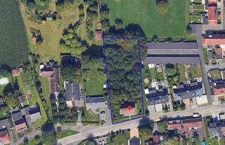 In de rustige en landelijke Rollegemkerkstraat bevindt zich dit uniek eigendom op een ruim perceel van maar liefst 2.061 m².<br />Hier geniet je van een groene omgeving; terwijl je toch vlot verbonden bent met Kortrijk en de omliggende deelgemeenten.<br /><br />De bestaande woning is toe aan een totaalrenovatie of kan plaatsmaken voor een nieuwbouwproject. Dit biedt een uitgelezen kans voor wie zijn droomwoning volledig naar eigen smaak en wensen wil realiseren!<br />Bovendien kan je, bij sloop en heropbouw - mits het voldoen aan de voorwaarden - genieten van het gunstige 6% BTW-tarief.<br /><br />Een unieke kans!<br /><br />Onze ref. DEV5019