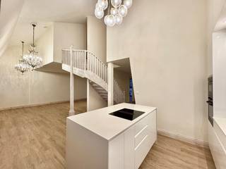 Wilt u wonen in een monumentaal gebouw in het centrum van de stad? Dan is deze duplex penthouse met fenomenaal dakterras iets voor u.<br />Een mooi evenwicht tussen comfort en authentieke elementen.<br />Via de imposante inkom kan u met de lift of trap naar de bovenste verdieping. <br /><br />Indeling: U betreedt de penthouse via een ruime inkomhal, uitgevend op een open keuken uitgerust met toestellen. Aansluitend vindt u een lichtrijke leef en zitruimte.<br />Boven zijn er twee ruime slaapkamers voorzien met elk hun eigen badkamer.<br /><br />Het dakterras biedt een zee van ruimte! Hier kan u gezellig vertoeven.<br /><br />Deze penthouse is beschikbaar vanaf 1 augustus 2026<br /><br />Huurprijs €2400,-/maand. Alg kosten €175,- /mnd <br />Nutsvoorzieningen zijn individueel.<br /><br />Er is een mogelijkheid tot het huren van diverse parkeerplaatsen. <br /><br />Wenst u een bezoek aan deze penthouse, laat het ons gerust weten en wij plannen met de glimlach een bezoek in.<br /><br />U kan ons contacteren op het nummer 03 203 02 02 of via mail immo@sidimex.be