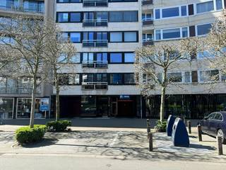 Autostaanplaats nummer 8 te koop gelegen langs het Leopold I-plein in de Leopold Parking te Oostende, op de gelijkvloerse verdieping. Tevens mogelijkheid tot het aankopen van staanplaats nummer 9. Op zoek naar een parking te koop in het centrum van Oostende? Contacteer ons voor een bezoek ter plaatse. Bestuursmaatregelen in het maatregelenregister: in aanvraag