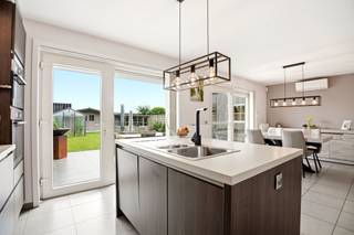 Op zoek naar een instapklare woning te koop in Mesen? Deze perfect onderhouden halfopen bebouwing in de rustige Vredestraat combineert comfort, energiezuinig wonen en een aangename woonomgeving. Met drie slaapkamers, een prachtige tuin en tal van extra voorzieningen is dit de ideale gezinswoning voor wie zorgeloos wil verhuizen.<br /><br />Bij het betreden van de woning komt u binnen in een verzorgde inkomhal met gastentoilet. De lichtrijke leefruimte met eetplaats sluit naadloos aan op de volledig ingerichte keuken, voorzien van alle nodige toestellen. Aansluitend bevindt zich de garage met praktische opbergmogelijkheden. Op de eerste verdieping geeft de nachthal toegang tot drie volwaardige slaapkamers en een badkamer uitgerust met douche, toilet en wasmeubel. Daarnaast beschikt de woning over een zolder die extra bergruimte biedt.<br /><br />Buiten geniet u van een bijzonder verzorgde tuin met meerdere terrassen, waardoor u op elk moment van de dag een plekje in de zon of schaduw vindt. Het tuinhuis, de afgesloten overdekte carport en de ruime oprit maken het geheel compleet. Dankzij de rustige residentiële ligging in Mesen woont u hier in alle sereniteit, terwijl dagelijkse voorzieningen vlot bereikbaar blijven.<br /><br />Bent u benieuwd naar deze ruime woning te koop in Mesen? Contacteer Manon van Immo Francois voor een bezoek ter plaatse. Wij begeleiden u graag bij uw vastgoedplannen in Mesen, Heuvelland, Poperinge en Vleteren.<br /><br />Denkt u eraan om uw woning in Mesen te verkopen? Neem vrijblijvend contact op met Manon van Immo Francois voor een gratis schatting via manon@immofrancois.be.<br /><br />