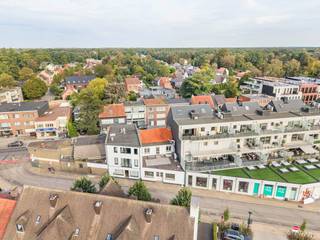 Op een centrale en goed zichtbare locatie in Schilde bevindt zich dit veelzijdige pand, bestaande uit een handelsruimte op het gelijkvloers en een ruim 1-slaapkamerappartement op de verdieping. De combinatie van werken en wonen op één adres maakt dit pand bijzonder interessant voor een zelfstandige, vrij beroep of dienstverlenende activiteit.<br />De handelsruimte beschikt over een brede straatgevel, veel natuurlijke lichtinval en kan naar eigen noden en activiteit verder worden ingericht. Het bovenliggende appartement biedt verrassend veel ruimte en beschikt bovendien over een royaal terras.<br /><br />Indeling gelijkvloers = Handelsruimte<br />De handelsruimte heeft een oppervlakte van ca. 63 m² en bestaat uit een ruime, open vloeroppervlakte. Grote raampartijen aan de straatzijde en een centrale lichtkoepel zorgen voor veel natuurlijke lichtinval.<br />De ruimte is vrij in te richten en leent zich onder meer voor handel, kantoor, praktijk of dienstverlening. Er is tevens afzonderlijk sanitair aanwezig. Vanuit de handelsruimte leidt een interne trap naar het woongedeelte op de verdieping.<br /><br />Verdieping = Appartement<br />Het appartement omvat ca. 82 m² en beschikt over een ruime en lichtrijke leefruimte met open keuken. De keuken is ingericht met een groot centraal eiland, veel werk- en kastruimte en vormt een aangenaam geheel met de leefruimte.<br />Verder is er 1 volwaardige slaapkamer en een ruime badkamer met inloopdouche, dubbele wastafel en toilet.<br />Vanuit het appartement is er toegang tot een bijzonder ruim terras aan de achterzijde. Dit vormt een aangename buitenruimte met een open uitzicht en is een duidelijke meerwaarde voor het woongedeelte.<br /><br />Bijzonderheden:<br />- Centrale ligging in Schilde<br />- Combinatie van handelsruimte en woongelegenheid<br />- Ca. 63 m² handelsruimte<br />- Ca. 82 m² woonruimte<br />- 1 slaapkamer<br />- Groot terras<br />- Handelsruimte met brede straatgevel en veel lichtinval<br />- Verschillende mogelijkheden voor handel, kantoor, praktijk of dienstverlening