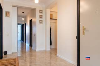 <p><span>2000 ANTWERPEN | ZEER RUIM APPARTEMENT (189m²) MET DRIE SLAAPKAMERS EN TWEE BADKAMERS GELEGEN IN HARTJE ANTWERPEN | EPC A |</span></p><p><span>Ontdek dit uitzonderlijk ruime appartement ideaal gelegen op een toplocatie. Dankzij de royale bewoonbare oppervlakte en lichtinval, biedt dit appartement een unieke combinatie van comfort, ruimte en bereikbaarheid.</span></p><p><span> </span></p><p><span>Het appartement is gelegen vlakbij het bruisende Zuid met winkels, scholen, koffiebars, restaurants, openbaar vervoer en belangrijke invalswegen en u geniet hier van een uitstekende bereikbaarheid zonder in te boeten aan rust en woonkwaliteit.</span></p><p><span> </span></p><p><span>Indeling als volgt: inkomhal met veiligheidsdeur - gastentoilet - lichtrijke leefruimte (50m²) - hyper-geïnstalleerde keuken (27,5m²) - berging achter de keuken - aparte wasplaats - badkamer met douche, dubbele wastafel en toilet - 3 ruime slaapkamers (17,5m², 15,5m² en 11,5m²) waarvan één met ensuite badkamer.</span></p><p><span> </span></p><p><span>De indeling maakt het perfect voor gezinnen, koppels die extra ruimte wensen of wie wonen en thuiswerken wil combineren.</span></p><p><span> </span></p><p><span>Troeven:</span></p><p><span>* Mogelijkheid bij aankopen autostaanplaats (€ 50.000)</span></p><p><span>* Kelderberging inbegrepen</span></p><p><span>* Vlakbij het vernieuwde bruisende Zuid</span></p><p><span>* KMSKA, koffiebars, restaurants op wandelafstand</span></p><p><span>* Openbaar vervoer voor de deur</span></p><p><span>* Oprit E34, E19, A12</span></p><p><span></span></p><p><span>Renovaties:</span></p><p><span>* gevels geïsoleerd langs de binnenkant</span></p><p><span>* ramen 2017</span></p><p><span>* badkamer 2017</span></p><p><span>* badkamer 2 2025</span></p><p><span>* ketel 2020</span></p><p><span>* keuken 2010</span></p><p><span>* elektriciteit 2010</span></p>