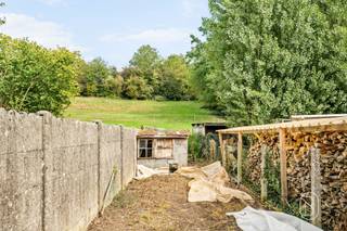 Mooi gelegen woning met tuin, veel potentieel. Op zoek naar een woning waar je je creativiteit kwijt kan? Dan is deze woning met potentieel ideaal! Mooi gelegen, tuin met prachtig zicht, en veel mogelijkheden. Indeling: leefruimte, keuken, bijgebouw, 2 slaapkamers en bergingen. Bezoek na afspraak met Immo Beguin: emmy@immobeguin.be