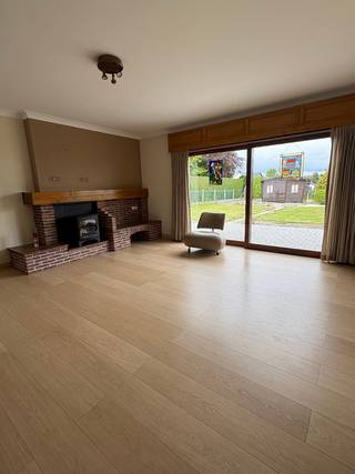 Op een rustige locatie in Schepdaal (deelgemeente Dilbeek) bevindt zich deze instapklare, goed onderhouden gelijkvloerse woning met uitbreidingsmogelijkheden (zolder), een ruime garage en grote tuin. <br /><br />GELIJKVLOERS: Ruime inkomhal met apart toilet. Ruime leefruimte (45m²) met houten kachel, parket en groot schuifraam. Nieuwe keuken (2012 DOVY Keuken), volledig uitgerust met kwalitatieve toestellen (AEG/Miele/Siemens). <br />Drie slaapkamers: master bedroom (18 m²), twee slaapkamers (14m² incl. ingebouwde kasten, en 9 m²). <br />Badkamer met douche, bad en enkel wasmeubel. <br /><br />GARAGE / KELDER: Ruime garage voor 2 tot 3 wagens (55 m²) met automatische poort, kelderruimte (17m²), berging met aansluitingen voor wasmachine en droogkast (11 m²), waterverzachter. Tevens 2 à 3 buitenstaanplaatsen.<br /><br />ZOLDER : Volledig geïsoleerd in 2014. Elektriciteit- en watervoorzieningen aanwezig. Deze ruimte kan omgevormd worden tot meerdere extra ruimtes (slaapkamers, douchekamer, …).<br /><br />TUIN: Ruime aangelegde tuin, zuidwestgericht.<br /><br />ENERGIE: Verwarming op aardgas. EPC-label D (geen renovatieplicht). Regenwaterput aangesloten op de buitenkraan en het wasmachine.<br /><br />OVERIGE INFO: P- en G-score A (niet-overstromingsgevoelig). Blanco bodemattest. Stedenbouwkundige inlichtingen zonder inbreuken, geen voorkooprecht. Conforme elektriciteitskeuring.<br /><br />CONTACT: via sms of telefonisch bereikbaar na 18.00 uur.<br /><br /><br />
