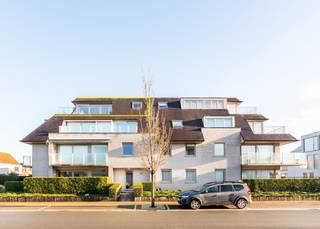 <strong>Sint-Idesbald – Residentie Noor | Uitzonderlijk appartement met karakter</strong><br /><br />Ontdek dit prachtige appartement op de derde verdieping van de stijlvolle Residentie Noor in het gegeerde Sint-Idesbald. Met zijn hoogstaande afwerking en zonnig terras biedt dit appartement een zeldzame combinatie van comfort, elegantie en levenskwaliteit aan de kust.<br /><br />Zodra u binnenstapt via de verzorgde inkomhall met ingebouwde vestiairekast, voelt u meteen de kwaliteit die dit appartement uitstraalt. De lichtrijke woonkamer nodigt uit om te ontspannen en opent zich naar een heerlijk zonnig terras met een mooi uitzicht — de ideale plek om tot rust te komen. De moderne open keuken is volledig uitgerust met alle toestellen en sluit naadloos aan op de leefruimte, perfect voor wie van koken én gezelligheid houdt.<br /><br />Het appartement beschikt over twee volwaardige slaapkamers. De masterkamer geniet van een ensuite badkamer met ingebouwde dubbele wastafel, douche en toilet. De tweede slaapkamer heeft eveneens een eigen douche en wastafel — ideaal voor gasten of familie. Een afzonderlijk toilet en een praktische berging met aansluiting voor wasmachine en droogkast vervolledigen het geheel.<br /><br />Doorheen het volledige appartement vindt u warme parketvloeren en individuele centrale verwarming op aardgas voor optimaal wooncomfort het hele jaar door.<br /><br />Een gemeenschappelijke fietsenberging is aanwezig in de residentie, en er is een unieke opportuniteit om een zeer ruime garage aan te kopen in de nabijgelegen residentie.<br /><br />Rustig gelegen, op wandelafstand van de zee en het bruisende commerciële centrum — dit is de kustdroom die u al lang koestert.<br /><br />Mis deze kans niet en plan uw bezoek vandaag nog!