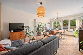 <p>Welkom in de Overwinningstraat 62 in Kessel-Lo, waar rust en bereikbaarheid mooi samenkomen. <br />Ruim, gerenoveerd én uitstekend gelegen: dit gelijkvloerse appartement van 89 m² heeft alles in huis voor wie comfortabel wil wonen vlakbij Leuven.</p>
<p><br /><br />Dit aangename appartement is rustig gelegen, maar bevindt zich tegelijk vlak bij winkels, scholen, openbaar vervoer, belangrijke invalswegen en het centrum van Leuven. Een ideale combinatie voor wie graag alle voorzieningen binnen handbereik heeft.</p>
<p><br /><br />Het appartement werd in 2020 volledig gerenoveerd en is daardoor helemaal instapklaar. Zo werden onder meer de keuken, badkamer, vloeren en eerder de ramen vernieuwd.<br />De gezellige leefruimte vormt het hart van de woning. De authentieke parketvloer zorgt voor extra charme en een warme uitstraling. Aansluitend bevindt zich de functionele en volledig ingerichte keuken.</p>
<p><br />Verder beschikt het appartement over maar liefst drie slaapkamers, waardoor er volop mogelijkheden zijn voor een gezin, een thuiskantoor of een extra hobbyruimte.<br />Ook op technisch vlak is dit appartement volledig in orde. Het heeft een goed EPC label, is asbestvrij en de elektriciteit is conform. Comfort en gemoedsrust gaan hier dus hand in hand.</p>
<p><br /><br />Een bijkomende troef is de afgesloten garagebox, ideaal om de wagen veilig te parkeren of voor extra bergruimte. De garagebox is inbegrepen in de vraagprijs.<br />Dankzij de combinatie van de 3 slaapkamers, de garage en de nabijheid van Leuven is dit appartement niet alleen interessant als nieuwe thuis, maar ook als investering.</p>
<p><br />Kortom: een instapklaar appartement van 89 m² met 3 slaapkamers en garage, gerenoveerd in 2020 en gelegen op een rustige maar bijzonder goed bereikbare locatie in Kessel-Lo.</p>
<p><br /><br />De troeven op een rij<br />• Gelijkvloers appartement<br />• 3 slaapkamers<br />• Gerenoveerd in 2020<br />• Authentieke parketvloer in de leefruimte<br />• Volledig ingerichte keuken<br />• Afgesloten garagebox<br />• EPC-label B<br />• Conforme elektriciteit<br />• Asbestvrij<br />• Rustige ligging in Kessel-Lo, met winkels, scholen, openbaar vervoer en Leuven vlakbij<br />• Ideaal voor eigen bewoning of als investering</p>
<p></p>