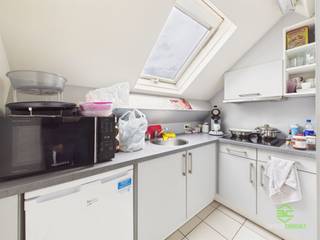 <p><span>Te midden in het centrum van Sint-Truiden vinden we dit dakappartement op de derde verdieping in een kleine residentie.</span></p><p><span>Horeca, handelszaken, scholen, vrijetijdsmogelijkheden, … liggen allemaal op wandelafstand. </span></p><p><span>Eveneens is het treinstation te voet zeer gemakkelijk te bereiken en biedt ze een vlotte verbinding richting Hasselt, Leuven en Brussel. </span></p><p><span> </span></p><p><span>Het gebouw werd midden jaren ’90 volledig gestript en heropgebouwd. In de aankomende zomer zal er nog een volledig nieuw dak geplaatst worden waardoor er geen grote toekomstige investeringen meer nodig zullen zijn. Het gebouw beschikt niet over een lift waardoor de gemeenschappelijke kosten ook gevoelig lager zijn. </span></p><p><span> </span></p><p><span>Betreden doen we het appartement in de leefruimte waar een compacte keukenhoek is voorzien met aangrenzende berging. Het zitgedeelte omvat een woonkamer aan de voorzijde en een centrale eetkamer. Ook de badkamer met douche, lavabo, toilet en aansluiting voor de wasmachine is hier terug te vinden. De slaapkamer ligt op de mezzanine en is bereikbaar via de trap in de woonkamer. </span></p><p><span> </span></p><p><span>Het appartement is al verhuurd sinds augustus 2021, waardoor u onmiddellijk kan genieten van de huuropbrengsten.</span></p><p><span> </span></p><p><span>Pluspunten:</span></p><p><span>- ligging in het centrum</span></p><p><span>- kleine residentie</span></p><p><span>- verwarming dmv lucht/lucht warmtepomp</span></p><p><span> </span></p><p><span>De vermelde bewoonbare oppervlakte is de netto-oppervlakte van de appartement.</span></p>