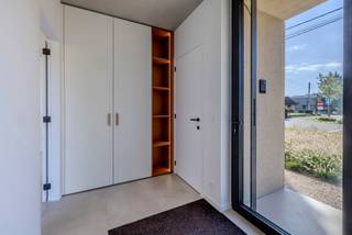 <p><strong><span>NIEUWBOUW IN HET GROEN, MET VOLLEDIGE VRIJHEID IN INDELING</span></strong></p>
<p><span>Op een rustige en groene toplocatie in Herselt worden vier moderne, energiezuinige halfopen woningen gerealiseerd. Dankzij de duurzame en uiterst stevige betonconstructie geniet u niet alleen van een kwalitatieve woning, maar krijgt u bovendien een grote vrijheid bij de inrichting.</span><strong></strong></p>
<h3><span>Uw woning, volledig afgestemd op uw wensen</span></h3>
<p><br /><span>De indeling van de eerste verdieping kan nog volledig vrij worden gekozen. Droomt u van twee ruime slaapkamers, drie slaapkamers of liever vier? De mogelijkheden zijn er. Zo creëert u vanaf het begin een woning die perfect aansluit bij uw gezin en levensstijl.</span></p>
<p><span>De woningen worden aangeboden </span><strong><span>casco of volledig instapklaar</span></strong><span>. U kiest dus zelf hoeveel u uit handen wilt geven. Wenst u extra ontzorging? Dan begeleiden we u graag bij de technieken en de volledige binnenafwerking. Ook de keuken, badkamer en vloeren kunnen naar eigen smaak worden gekozen.</span></p>
<h3><span>Energiezuinig en comfortabel wonen</span></h3>
<p><span>De woningen zijn ontworpen met het oog op hedendaags wooncomfort en een laag energieverbruik. Met een </span><strong><span>E-peil van -8, </span></strong>dankzij<strong><span> </span></strong><span>zonnepanelen, een warmtepomp en een ventilatiesysteem bent u verzekerd van een bijzonder energiezuinige en toekomstgerichte woning.</span></p>
<p><span>De ruime leefruimtes genieten dankzij de grote raampartijen van een aangename natuurlijke lichtinval en staan rechtstreeks in verbinding met de tuin. Zo haalt u het groene karakter van de omgeving ook letterlijk naar binnen.</span></p>
<h3><span>Alles dichtbij, natuur om de hoek</span></h3>
<p><span>De ligging combineert het beste van twee werelden. Het centrum van Herselt, winkels, scholen en sportaccommodatie bevinden zich allemaal op minder dan </span><strong><span>300 meter</span></strong><span>. Tegelijkertijd wandelt of fietst u zo de natuur in, met de prachtige landschappen en routes van </span><strong><span>de Merode</span></strong><span> vlakbij.</span></p>
<p><span>Ook pendelaars genieten van een vlotte bereikbaarheid: de oprit van de </span><strong><span>E313 ligt op ongeveer 10 km</span></strong><span>, met een goede verbinding richting Antwerpen, Hasselt en Leuven.</span></p>
<h3><span>Belangrijkste troeven</span></h3>
<ul>
<li><span>Vier moderne, energiezuinige halfopen nieuwbouwwoningen</span></li>
<li><strong><span>E-peil -8</span></strong></li>
<li><span>Zonnepanelen, warmtepomp en ventilatiesysteem</span></li>
<li><span>Duurzame en uiterst stevige betonconstructie</span></li>
<li><strong><span>Vrij te kiezen indeling van de eerste verdieping</span></strong></li>
<li><span>Mogelijkheid tot 2, 3 of 4 slaapkamers</span></li>
<li><span>Ruime en lichtrijke leefruimtes met toegang tot de tuin</span></li>
<li><span>Verkrijgbaar </span><strong><span>casco of volledig instapklaar</span></strong></li>
<li><span>Prijs inclusief ruwbouw wind- en waterdicht, grondwerken en buitenriolering</span></li>
<li><span>Volledige begeleiding voor technieken en binnenafwerking mogelijk</span></li>
<li><span>Plannen en lastenboek beschikbaar</span></li>
<li><strong><span>6% btw mogelijk onder bepaalde voorwaarden</span></strong></li>
</ul>
<p><strong><span>Een energiezuinige nieuwbouwwoning met maximale vrijheid, op een rustige en groene locatie waar alles binnen handbereik ligt.</span></strong></p>
<p><span>Interesse in één van deze woningen? </span><strong><span>Contacteer ons voor de plannen, het lastenboek en meer informatie.</span></strong></p>